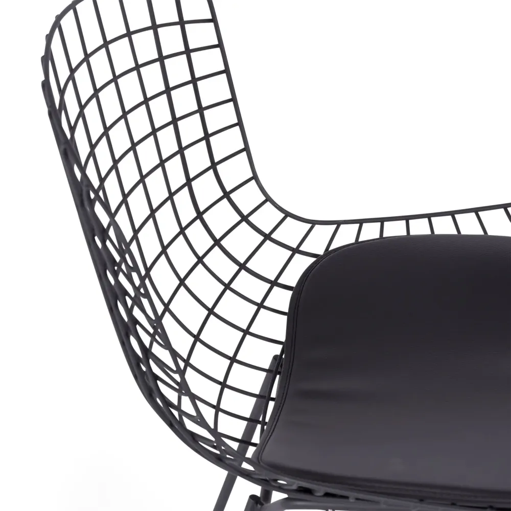 Replica della sedia in metallo Bertoia in acciaio nero in stile industriale del famoso designer Hans J. Wegner