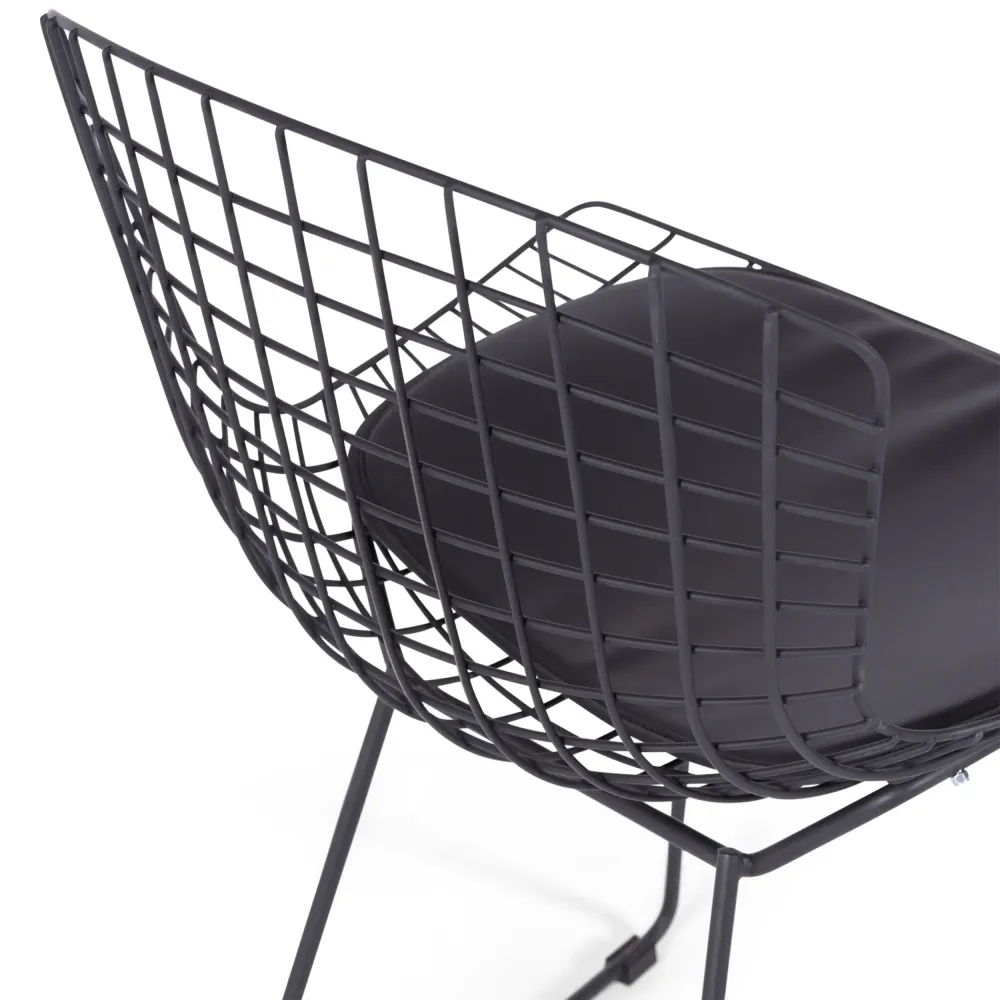 Replica della sedia in metallo Bertoia in acciaio nero in stile industriale del famoso designer Hans J. Wegner