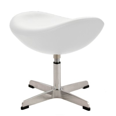 Réplica otomana da cadeira de couro em forma de ovo, do designer Arne Jacobsen