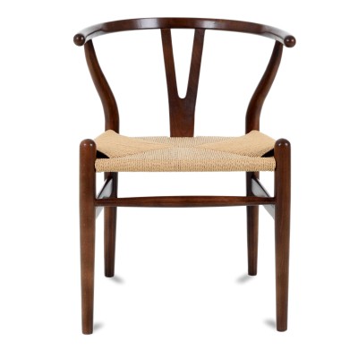 Réplique de la chaise Wishbone CH24 en bois de noyer foncé par le designer Hans J.Wegner