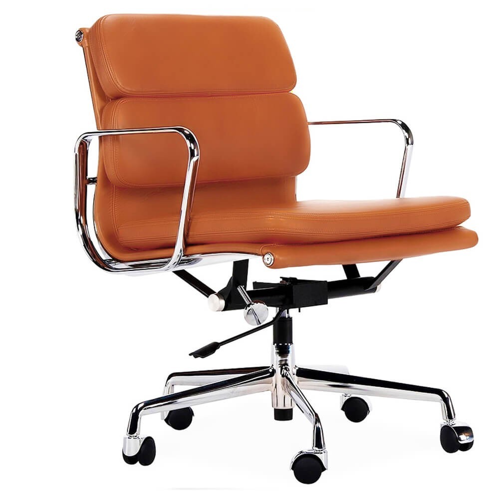 Replica Chair Soft Pad EA217 por <span class='notranslate' data-dgexclude>Charles & Ray Eames</span> .