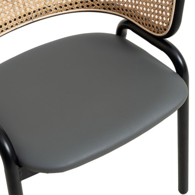 Chaise Morley en rotin naturel et base en acier laqué noir.