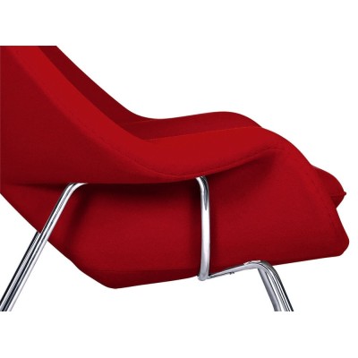 Replica della Womb Chair del designer Eero Saarinen