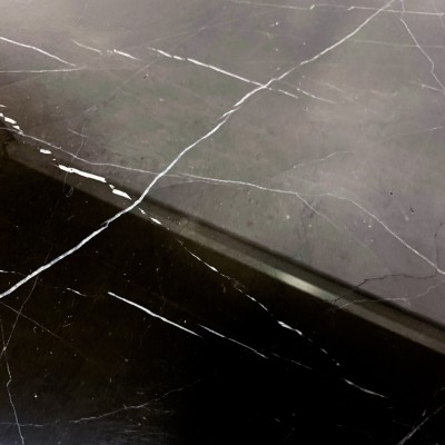 Réplique de table basse tulipe en marbre Marquina