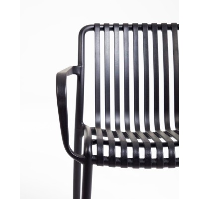 Noel chair in polypropylene plastic perfect for outdoors