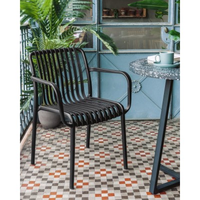 Noel chair in polypropylene plastic perfect for outdoors